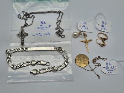 beaucoup de bijoux sur la table