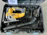 une boîte à outils posée par terre, contenant des outils