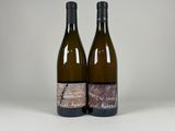 deux bouteilles de vin posées l'une à côté de l'autre sur une table