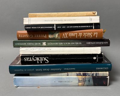 plusieurs livres sont empilés sur une table