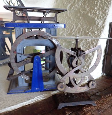 une petite machine posée sur une table en bois