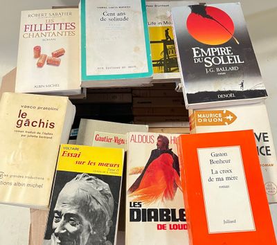plusieurs livres sont empilés sur une table