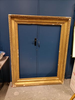 a picture of a picture frame sitting on the floor