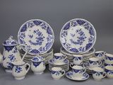 un assortiment d'assiettes, de tasses et de soucoupes en porcelaine bleue et blanche