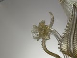 un vase en verre orné d'une fleur, posé sur une table