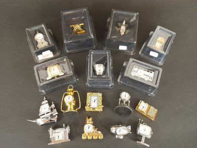 de nombreux modèles différents d'horloges miniatures dans une vitrine