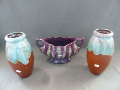 trois vases posés l'un à côté de l'autre sur une table
