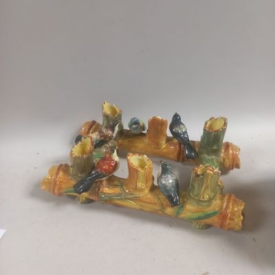 une figurine représentant des oiseaux perchés sur une branche d'arbre