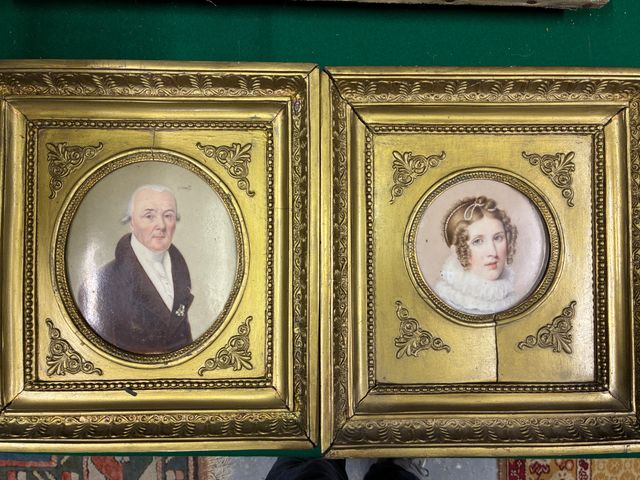 Deux portraits de qualité sur plaques de porcelaine. Cadre en boi