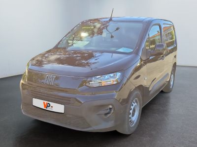 une photo d'une camionnette marron garée sur un parking