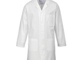 une blouse blanche de laboratoire sur fond blanc