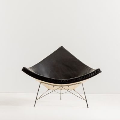une image représentant une chaise en noir et blanc dans une pièce blanche