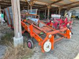 un tracteur et d'autres machines dans une grange