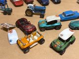 un grand nombre de voitures-jouets qui se trouvent sur la table