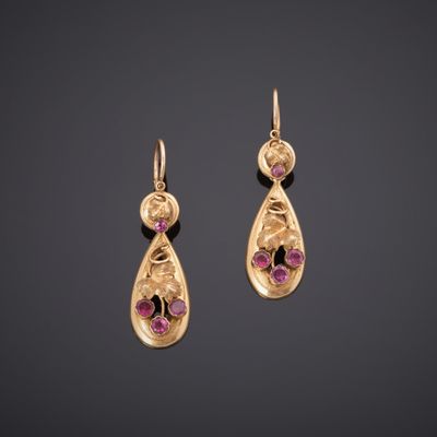 une paire de boucles d'oreilles en or serties de saphirs roses