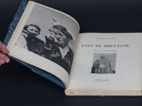 un livre ouvert avec la photo d'un homme et d'une femme