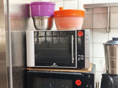 deux micro-ondes empilés l'un sur l'autre dans la cuisine