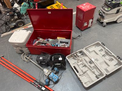 un grand nombre d'outils posés à même le sol