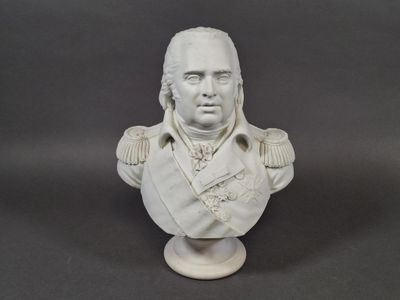 un buste blanc représentant un homme en uniforme militaire