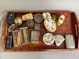 un plateau en bois sur lequel sont disposés de nombreux objets divers
