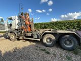 un camion équipé d'une grue à l'arrière