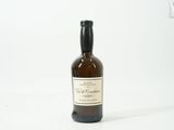 une bouteille de vin posée sur une table