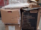 une pile de cartons posée sur une palette dans un entrepôt