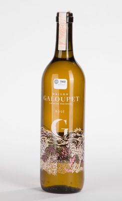 gros plan d'une bouteille de vin sur fond blanc