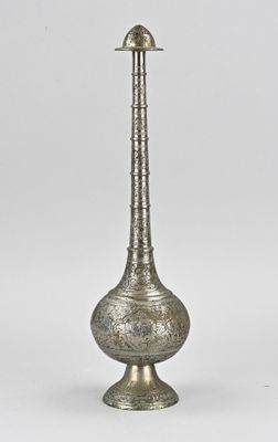 un vieux vase en métal argenté à long col sur fond blanc