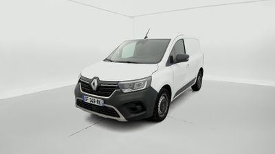 La camionnette blanche est garée dans une pièce blanche.