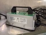une photo d'un chargeur posé sur le plan de travail d'une cuisine