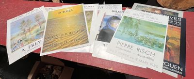 beaucoup de livres posés sur une table recouverte d'une nappe rouge