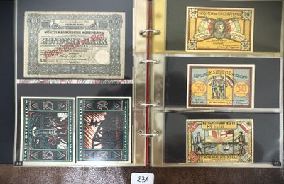 de nombreux types de timbres exposés dans un classeur