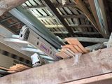 de nombreux morceaux de bois posés sur une poutre en bois