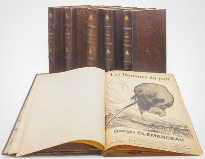 plusieurs vieux livres sont empilés sur une table