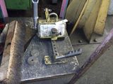 une petite machine posée sur un morceau de métal