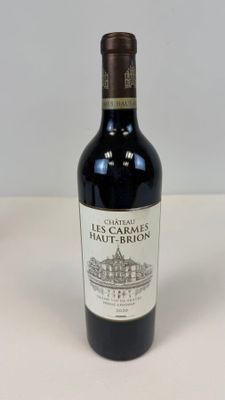 une bouteille de vin posée sur une table