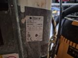 un gros plan d'une machine sur laquelle est apposée une étiquette