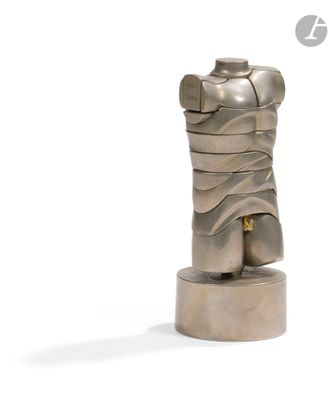 une sculpture en argent représentant un torse posé sur un socle