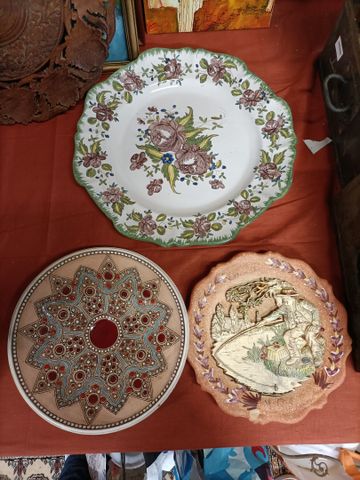 Plat Moustier moderne, plat creux décor oriental et assiette déco