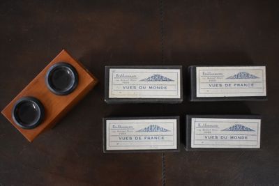 Visionneuse et quatre boites anciennes contenant des plaques…