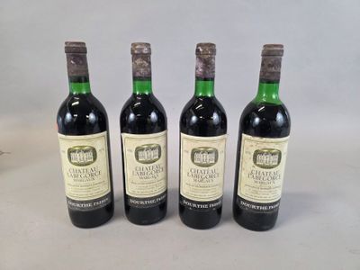 trois bouteilles de vin posées l'une à côté de l'autre sur une table
