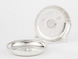 assiette en argent avec un couvercle, sur fond blanc