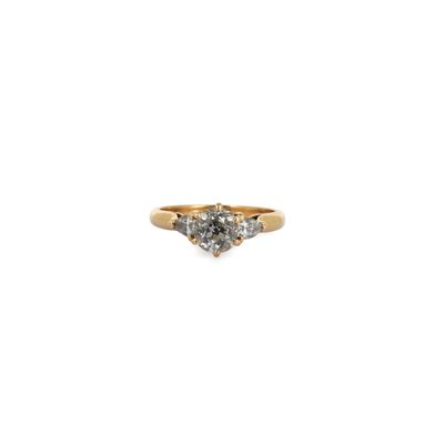 gros plan d'une bague en diamant sur fond blanc