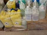 une boîte remplie de bouteilles en plastique et d'autres objets, posée par terre
