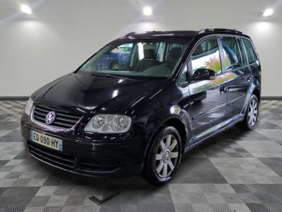 La VW Tourer noire est garée sur un sol à damier