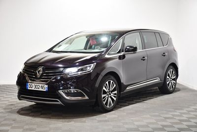 une camionnette noire garée sur un sol à damier dans une pièce