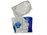 deux paquets de lingettes jetables posés sur une surface blanche