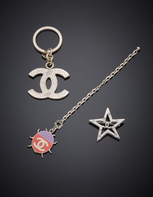 une collection de bijoux comprenant une étoile, un collier et une bague