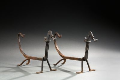 deux sculptures métalliques représentant un chien et un chat sur un fond blanc